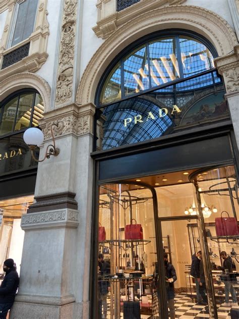 vestiti di lusso negozio a modena prada|shop prada locator.